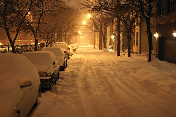 Schnee und Schneeverwehungen auf der Straße in New York