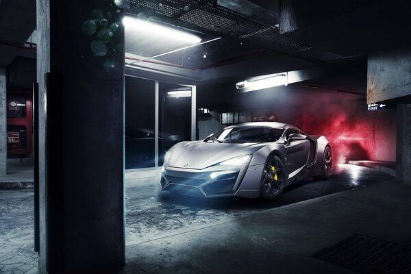 Srebrny supersamochód Lykan hypersport