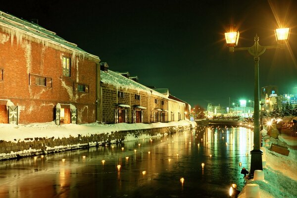 Ville d hiver dans la lumière du soir des lanternes