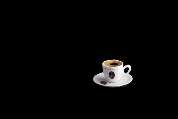 Tasse Kaffee auf schwarzem Hintergrund