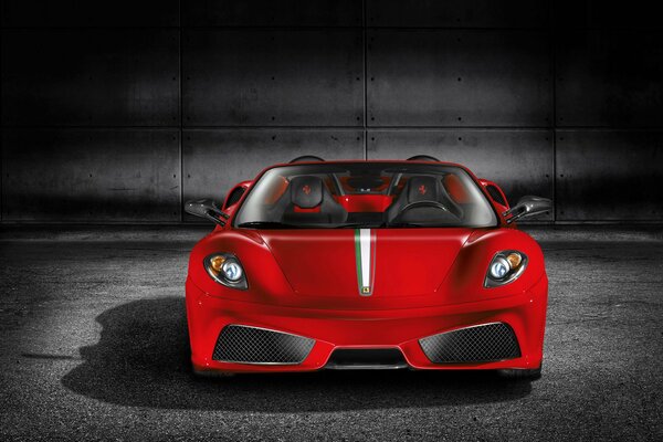 Roter Ferrari mit italienischer Flagge auf der Motorhaube