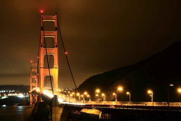 Автомобильный мост в огнях фонарей ночью в США