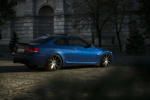 Voiture bleue sur le terrain de jeu près du château