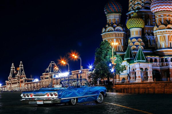 Blauer Chevrolet Impala vor dem Hintergrund der Kathedrale in Moskau