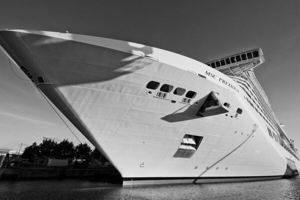 La quilla de un gran forro blanco. Foto en blanco y negro