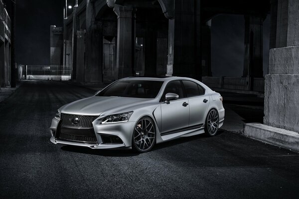 Coche lexus en la noche en el callejón