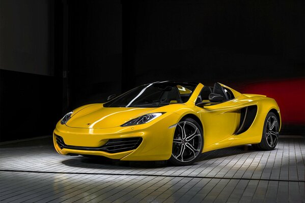 McLaren MP4-12C jaune-supercar pour une conduite rapide