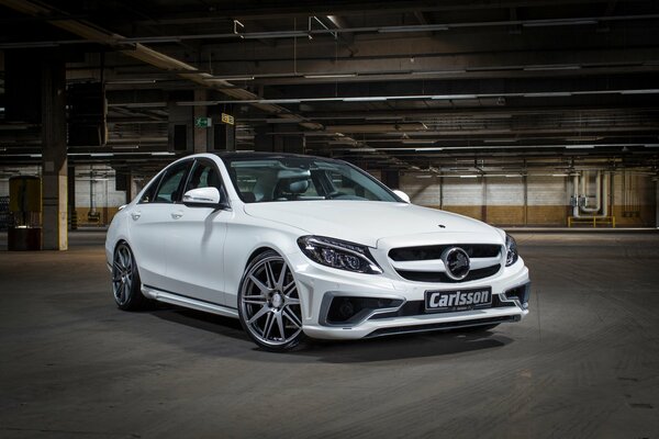 Mercedes classe C se trouve sur le parking