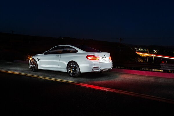 Blanco BMW F82 Coupe en la carretera por la noche