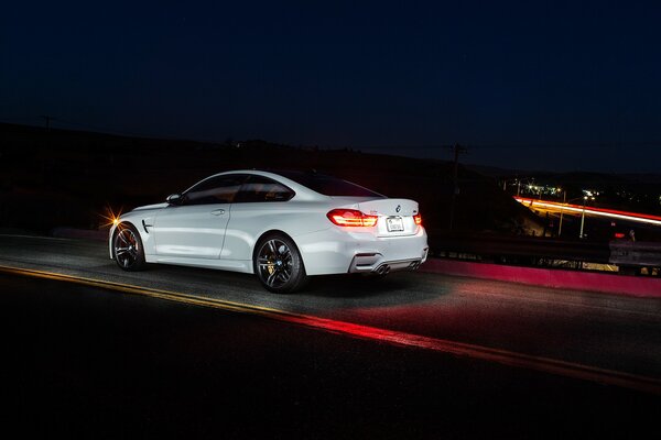 Blanc BMW coupé f82 sur la route de nuit