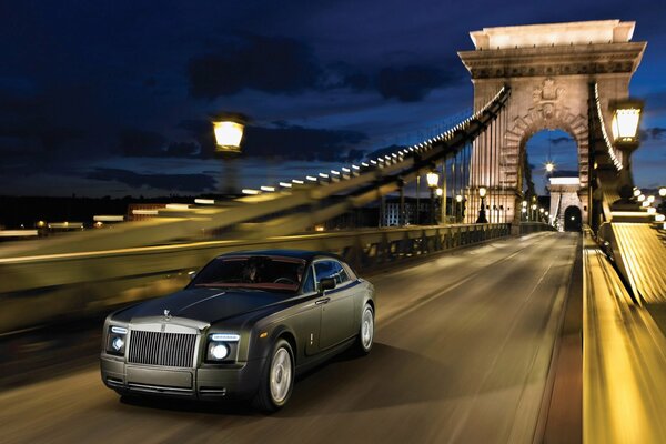 Rolls royce auf der brücke wird schnell gequält