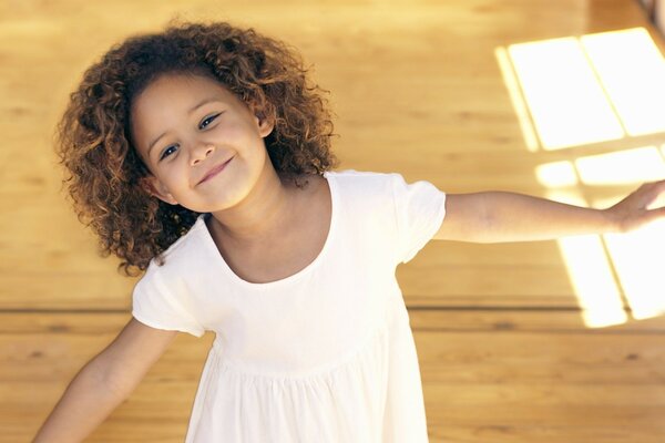 La niña sonríe al sol