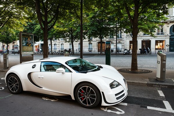 Supersport coche blanco en el estacionamiento