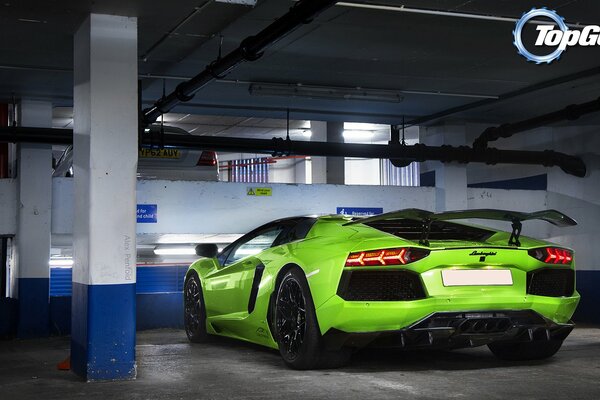 Lamborghini aventador на фоне парковки, вид сзади обои