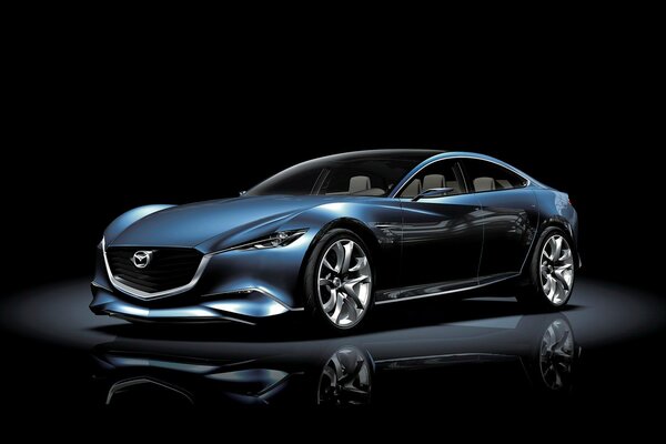 Elegante, moderno coche Mazda en un fondo oscuro
