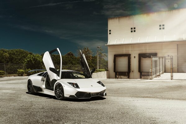 Blanc Lamborghini Murcielago avec portes ouvertes