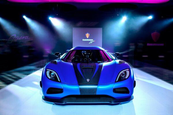 Supercar bleu sur le podium, exposition en Italie