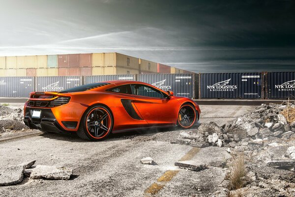 Arancione McLaren MP4 vorsteiner su uno sfondo di contenitori