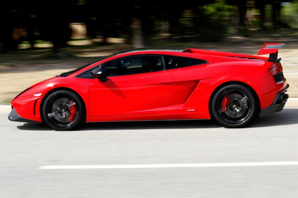 Coche rojo Lamborghini vista lateral