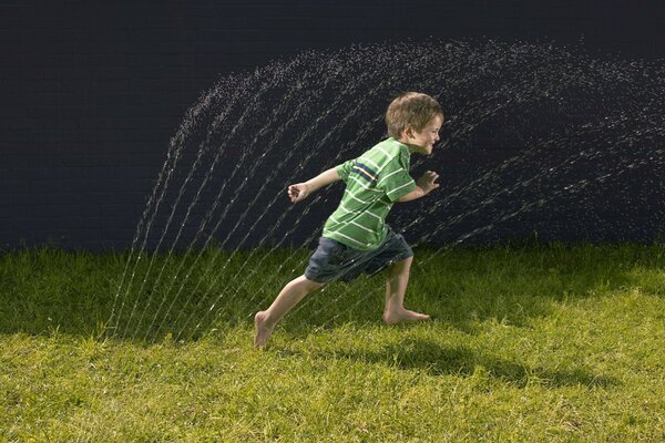 Niño corriendo por el césped