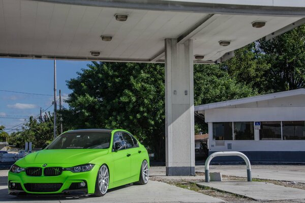 BMW verde con faros frescos