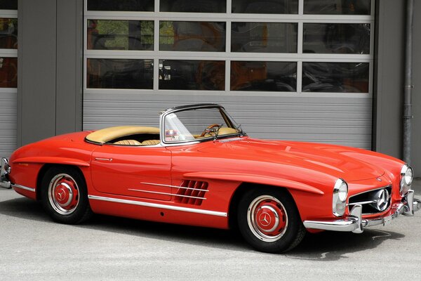 Altes Retro-Cabrio in roter Farbe von Mercedes hergestellt