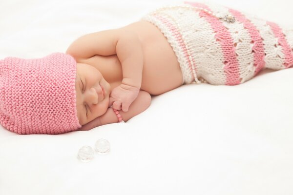 Baby in rosa Uniform schläft