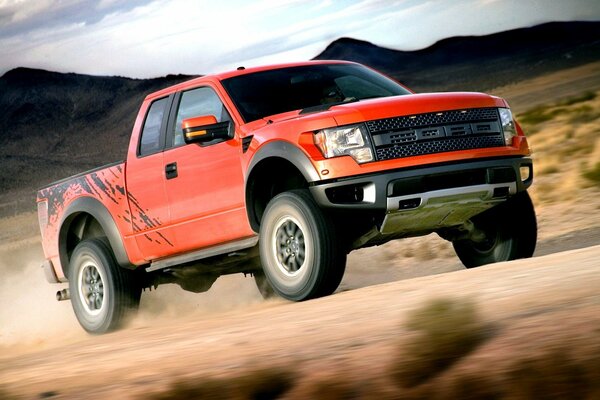 El Ford f-150 corre por la carretera