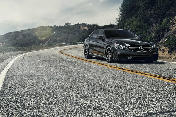 Mercedes navigue fièrement sur la route