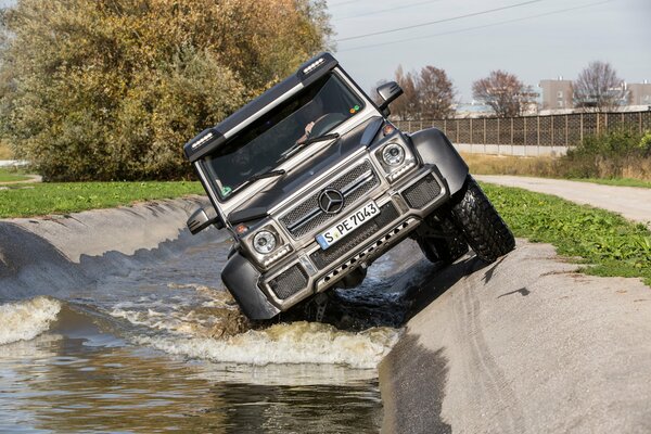 Gelentwagen fährt unter einer Neigung auf dem Wasser