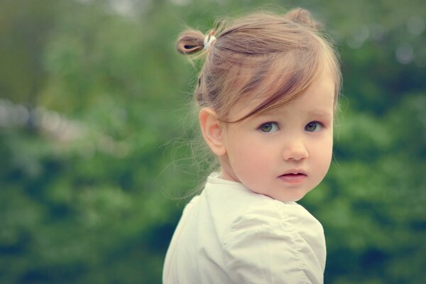 Portrait d un bel enfant dans la nature