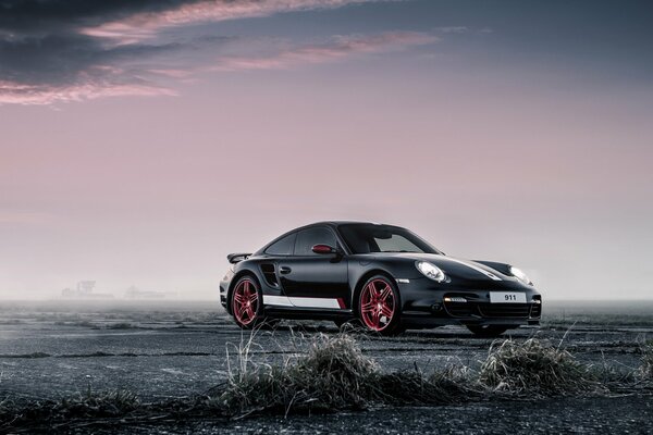 Voiture Porsche noire sur beau fond