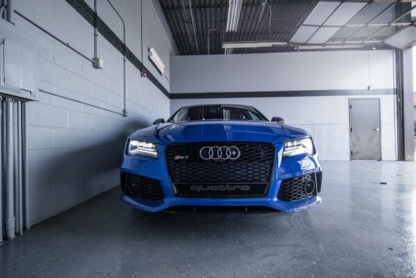 Audi bleue dans le parking souterrain