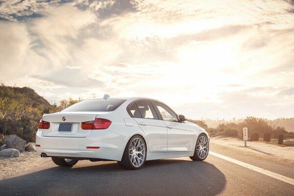 BMW serie 3 sedán bajo el sol