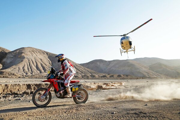 Kierowca rajdowy Dakar i helikopter