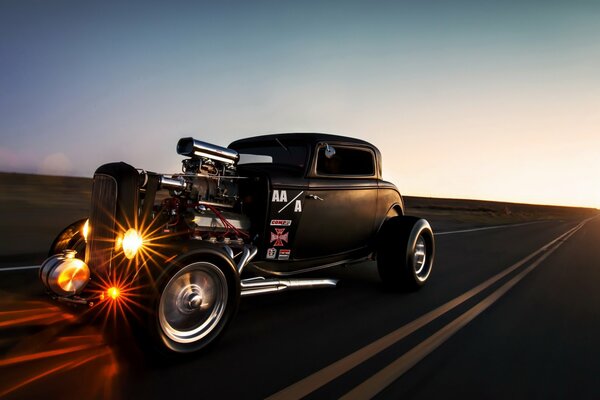 Oldtimer Ford auf der Abendstraße