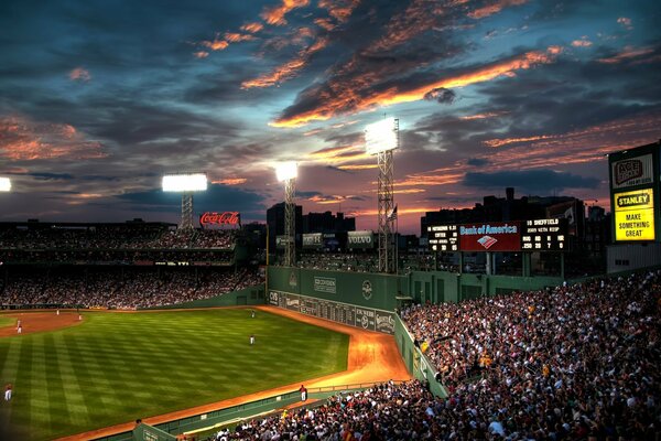 Fotografía de la tarde de un campo de béisbol con un estadio lleno