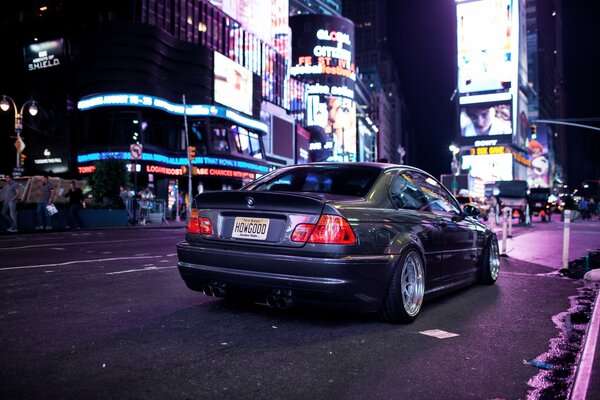 Coche negro en la ciudad de la noche