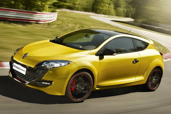 Giallo Renault Megan sport in movimento su una pista da corsa