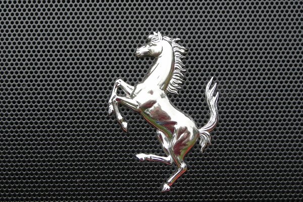 Rejilla con emblema de metal en forma de caballo