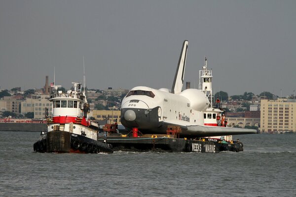 Sur la photo, un remorqueur transporte un avion