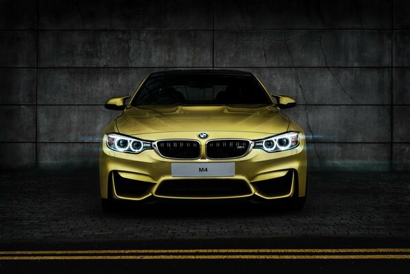 Das Foto des gelben BMW Coupés