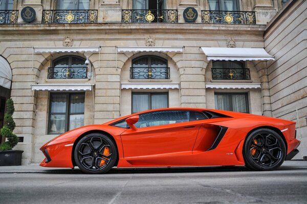 Lamborghini Aventador naranja en el fondo del edificio