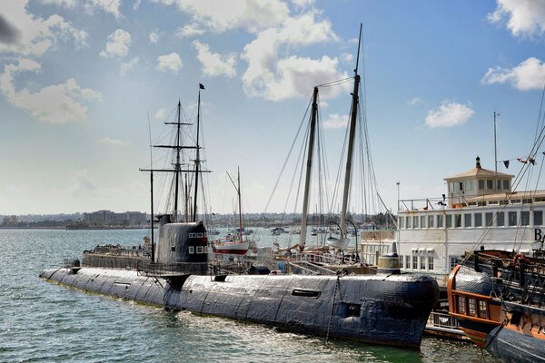 Ein Marine-Knoten in San Diego und ein U-Boot