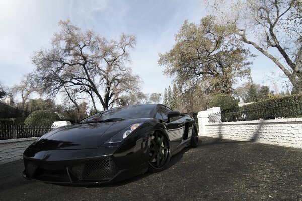 Coche negro, tonificado-lamborghini gallardo, lp540-4, contra el cielo azul