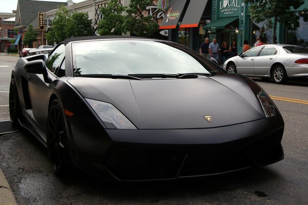 Lamborghini gallardo spyder steht auf der Straße