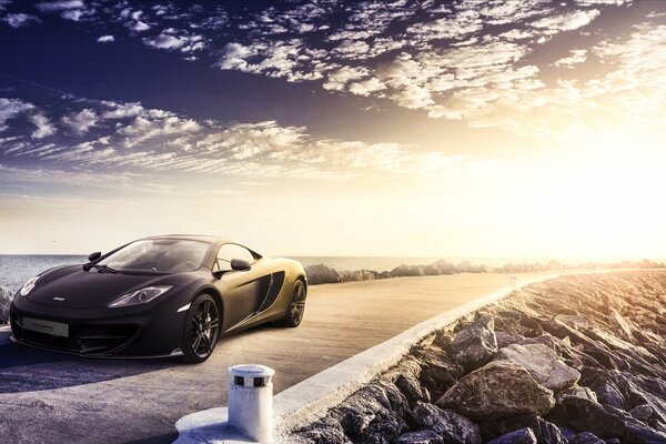 McLaren auf der Autobahn unter den Wolken