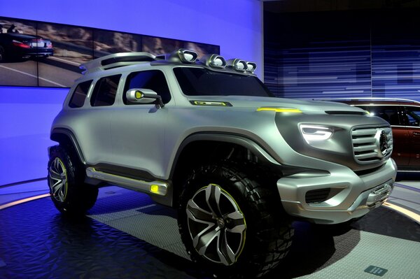 Super SUV Mercedes-Benz nello showroom