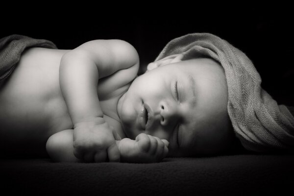 Photo noir et blanc d un bébé endormi