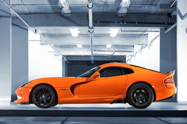 Dodge orange dans un parking souterrain, vue latérale